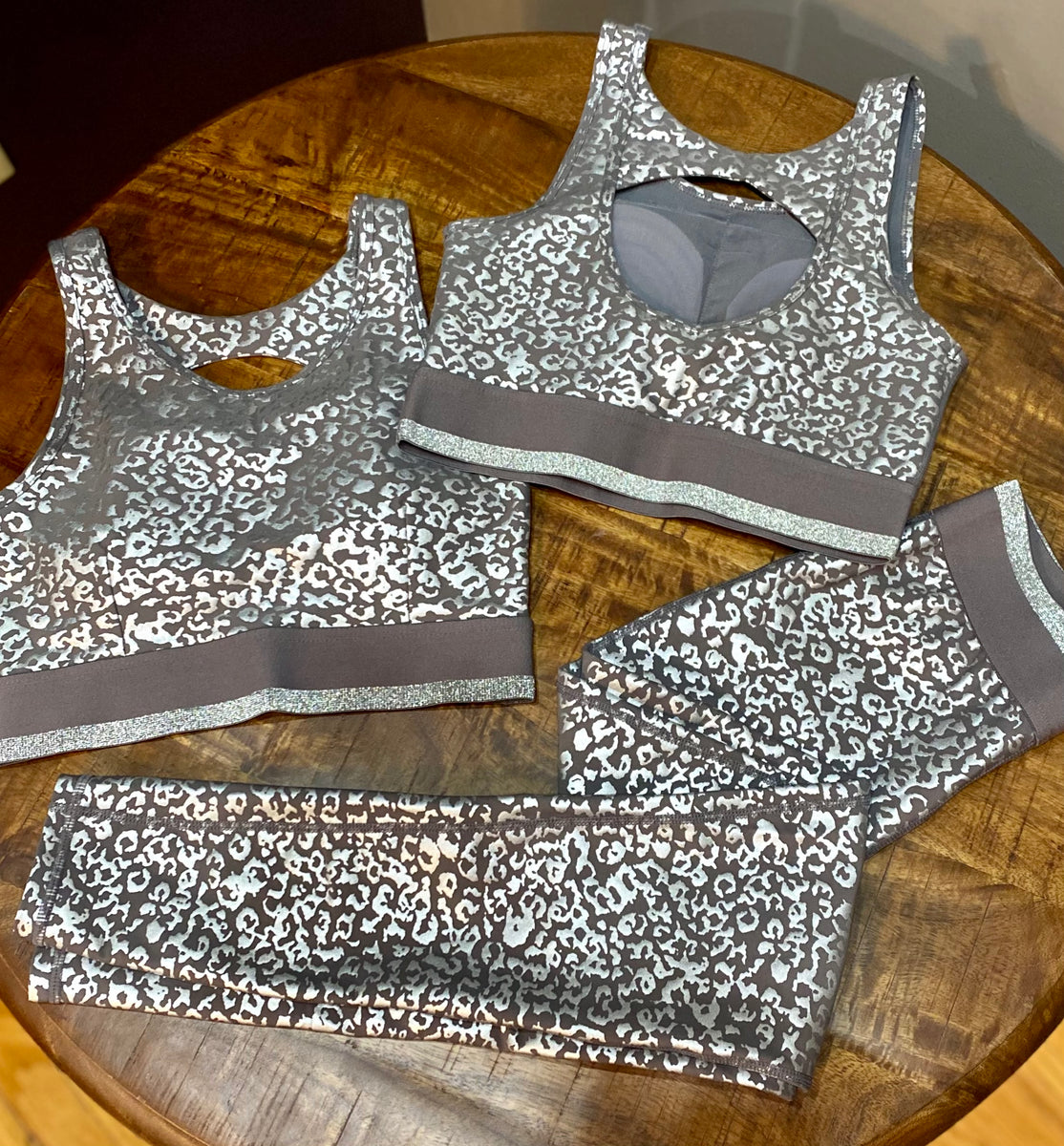 Silver Foil Leopard Print Sport Bra – Estilo De Madre